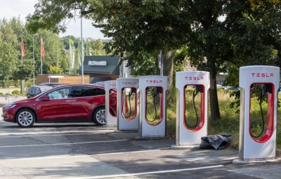 Zwölf Ladesäulen für 48 Tesla? - Unweit des McDonald's-Parkplatzes hat Tesla Schnellladesäulen installieren lassen, sie können nur von Tesla-Fahrzeugen genutzt werden. 