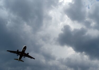 Zwölf Verletzte an Bord eines Flugzeugs durch Turbulenzen - Gewitterwolken türmen sich über einem Flugzeug auf.