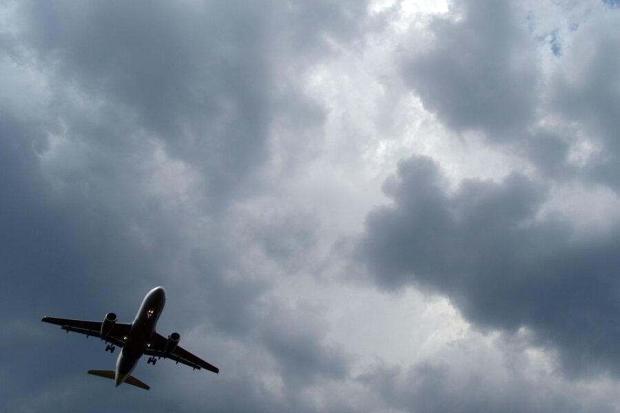Zwölf Verletzte an Bord eines Flugzeugs durch Turbulenzen - Gewitterwolken türmen sich über einem Flugzeug auf.
