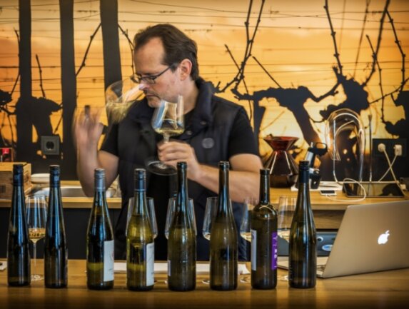 Der einzige Master of Wine Ostdeutschlands: Janek Schumann. Sein Urteil ist bei Sachsens Winzern gefürchtet, denn er arbeitet für den Restaurantführer Gault-Millau. 