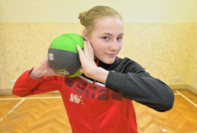 Zwölfjährige auf den Spuren von Christina Schwanitz - Wenn das Training mit der Kugel nicht möglich ist, muss der gute alte Medizinball herhalten. 