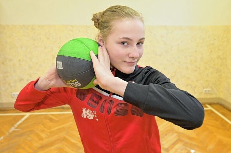 Zwölfjährige auf den Spuren von Christina Schwanitz - Wenn das Training mit der Kugel nicht möglich ist, muss der gute alte Medizinball herhalten. 
