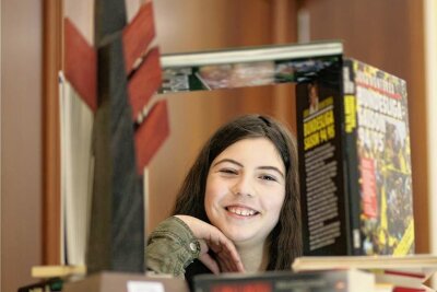 Zwölfjährige Chemnitzerin gewinnt bei Literaturwettbewerb im Erzgebirge einen Juniorpreis - Timna Schulze (12) aus Chemnitz mit ihrem Juniorpreis. 