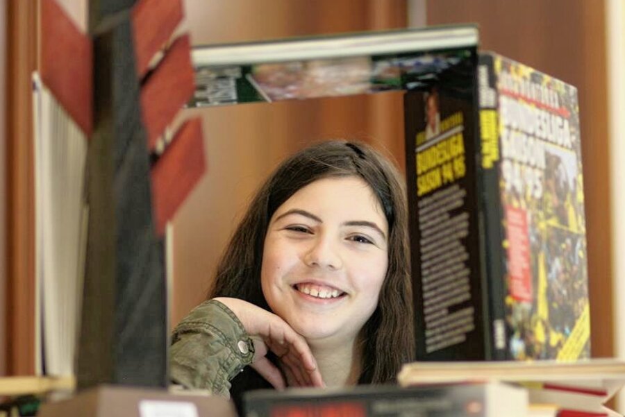 Zwölfjährige Chemnitzerin gewinnt bei Literaturwettbewerb im Erzgebirge einen Juniorpreis - Timna Schulze (12) aus Chemnitz mit ihrem Juniorpreis. 