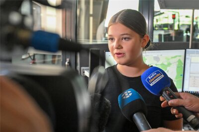 Zwölfjährige Ersthelferin: So wurde Hanna in Frankenberg zur Heldin - Ersthelferin Hanna wird nach ihrem Rundgang durch die Leitstelle in Chemnitz von vielen Medien befragt.