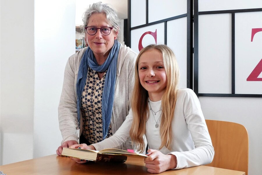 Zwölfjährige Gornauerin gewinnt Kreisausscheid des Vorlesewettbewerbs - Als Siegerin des Vorlesewettbewerbs auf Kreisebene wurde die zwölfjährige Nelly Opitz von Silke Dost geehrt.