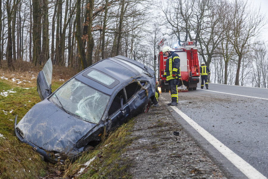 Zwönitz: Auto überschlägt sich mehrfach - Insassen im Krankenhaus - Bei einem Unfall am Freitagnachmittag auf der S 270 bei Zwönitz kam ein Mazda von der Fahrbahn ab...