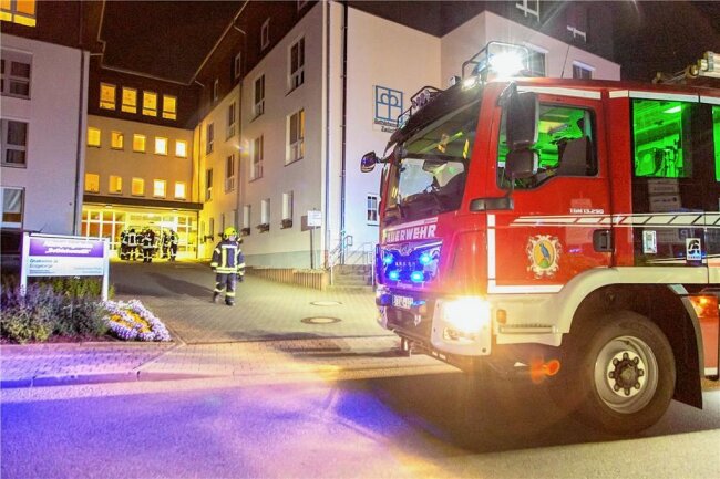 Zwönitz: Beißender Geruch in Pflegeheim führt zu Feuerwehr-Einsatz - In einem Pflegeheim in Zwönitz war eine unbekannte Flüssigkeit ausgelaufen. 