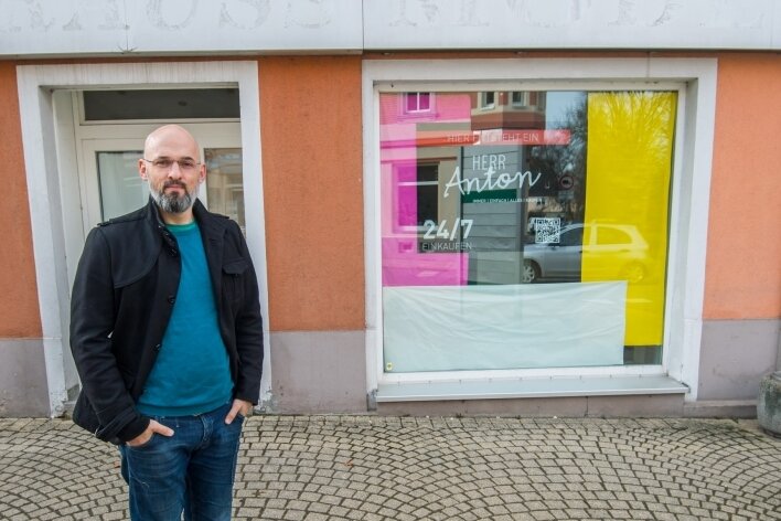 Alexander Schnerrer eröffnet in Zwönitz den Laden "Herr Anton". Dort gibt es Waren in Automaten rund um die Uhr. 
