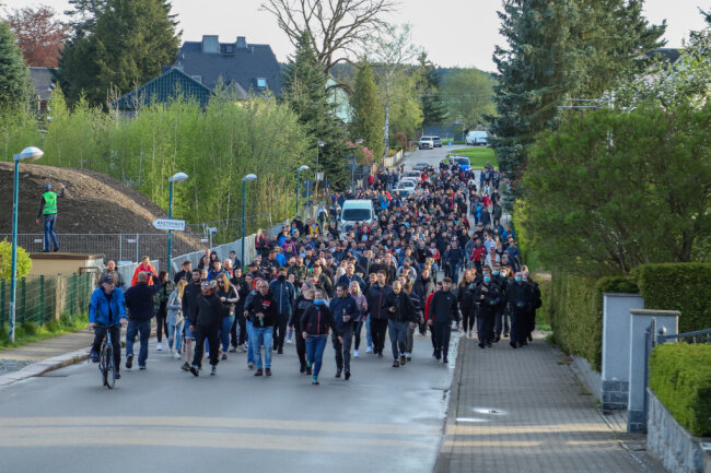 Mehrere Hundert Teilnehmer nahmen am Sonntagabend an einem "Corona-Spaziergang" in Zwönitz teil. Die Polizei war vor Ort. 