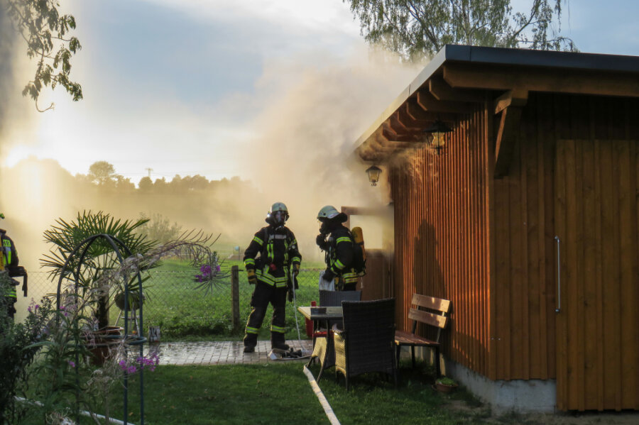Zwönitz: Feuerwehr übt Laubenbrand mit vermisster Person - 