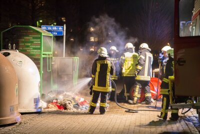Zwönitz: Kleidercontainer in Flammen - 