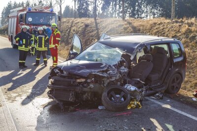 Zwönitz: Kollision nach Überholmanöver - Fahrer schwer verletzt - 