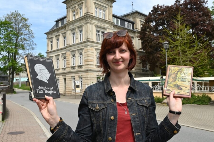 Zwönitz richtet eigene Bibliothek für Raritäten-Sammler ein - Museumsleiterin Paula Stötzer mit Büchern, die in der Schaubibliothek Platz finden sollen. 