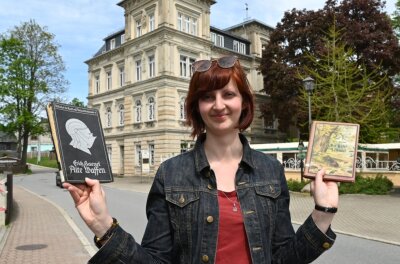 Zwönitz richtet eigene Bücherei für Raritäten-Sammler ein - Museumsleiterin Paula Störzer mit Büchern, die in der Schaubibliothek Platz finden sollen. 