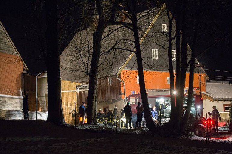 Zwönitz: Schwelbrand in Scheune - zwei Menschen ins Krankenhaus gebracht - 