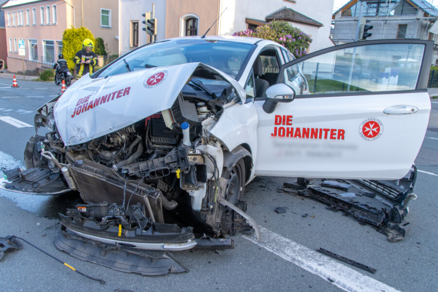 Zwönitz: Verletzte Frau bei Kreuzungsunfall - 