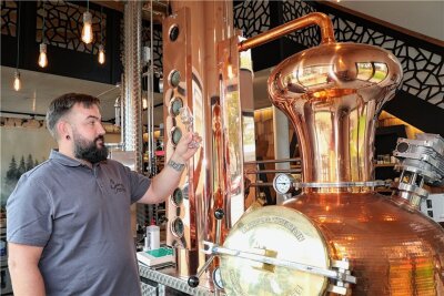 Zwönitzer Brauerei brennt jetzt auch Schnäpse - Dominik Naumann ist unter die Destillateure gegangen. Seine gläserne Brennerei ist das Herzstück des Neuanbaus. 