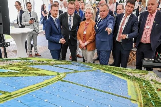 Zwönitzer Firma liefert Technik für Deutschlands größten Solarpark - Dieses Modell zeigt den geplanten XXL-Solarpark südlich von Leipzig. Beim Spatenstich im Sommer 2022 schaute auch Sachsens Ministerpräsident Michael Kretschmer vorbei. Die Anlage soll eine der größten in Europa sein. Die Firma Gantner aus Zwönitz steuert die Technik bei. 