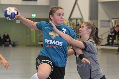 Zwönitzer Handballerinnen holen zweiten Saisonpunkt - Michelle Kaulfuß (links), hier gegen die Leipziger Amazonen, präsentierte sich in Mockau von der Siebenmetermarke eiskalt.