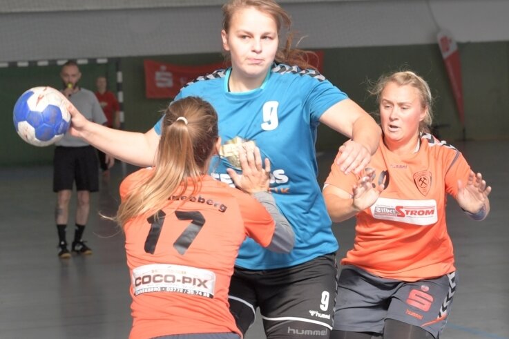 Zwönitzer mit Programm der Kontraste - Laura Kaulfuß (Mitte) will mit ihren Zwönitzer Teamkolleginnen am Samstag den ersten Saisonsieg in der Verbandsliga einfahren. 