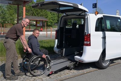 Zwönitzer Rufbus ist für Rollstuhlfahrer kein Hindernis - Der Fahrer des Erzmobils, Jörg Rudolf, zeigt Falk Friedrich, wie einfach Rollstuhlfahrer in dem Kleinbus mitfahren können. 