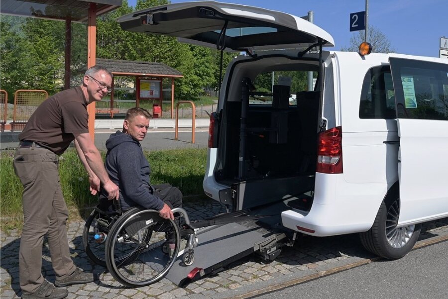 Zwönitzer Rufbus ist für Rollstuhlfahrer kein Hindernis - Der Fahrer des Erzmobils, Jörg Rudolf, zeigt Falk Friedrich, wie einfach Rollstuhlfahrer in dem Kleinbus mitfahren können. 