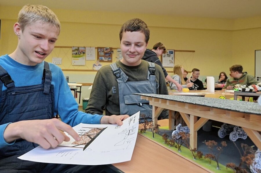 Zwönitzer Schüler entwerfen Unterstand für ihre Mopeds - Domenic Dorst (l.) und Friedemann Richter aus Dorfchemnitz wünschen sich einen Moped-Unterstand. 
