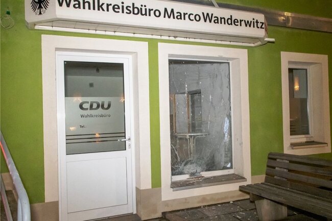 Am Büro von Marco Wanderwitz in Zwönitz entstand laut Polizei ein Sachschaden von 2500 Euro. Foto: André März/dpa 