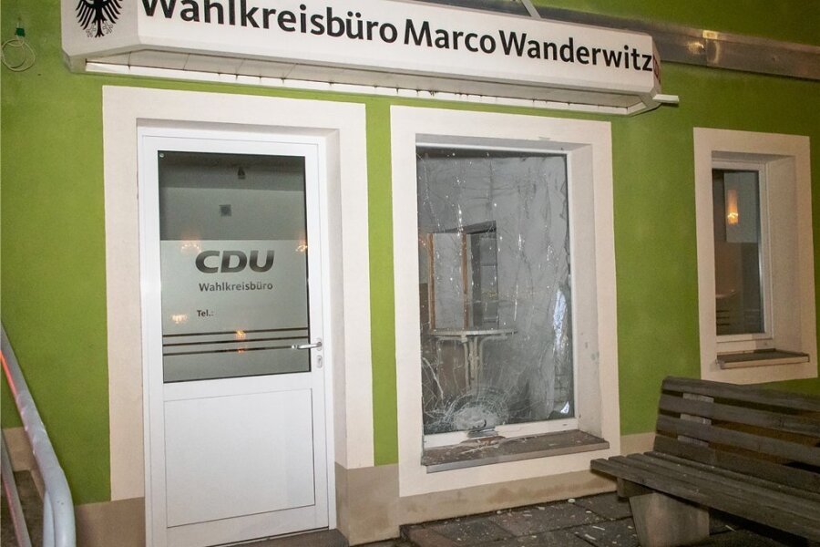 Zwönitzer Stadtchef verurteilt Anschlag auf Wanderwitz-Büro - Am Büro von Marco Wanderwitz in Zwönitz entstand laut Polizei ein Sachschaden von 2500 Euro. Foto: André März/dpa 