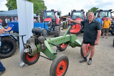 Zwönitzer Traktorentreffen widmet sich der Bauern-Allzweckwaffe - Steffen Hahn, Geschäftsführer der SH Landtechnik, am Ur-Geräteträger.