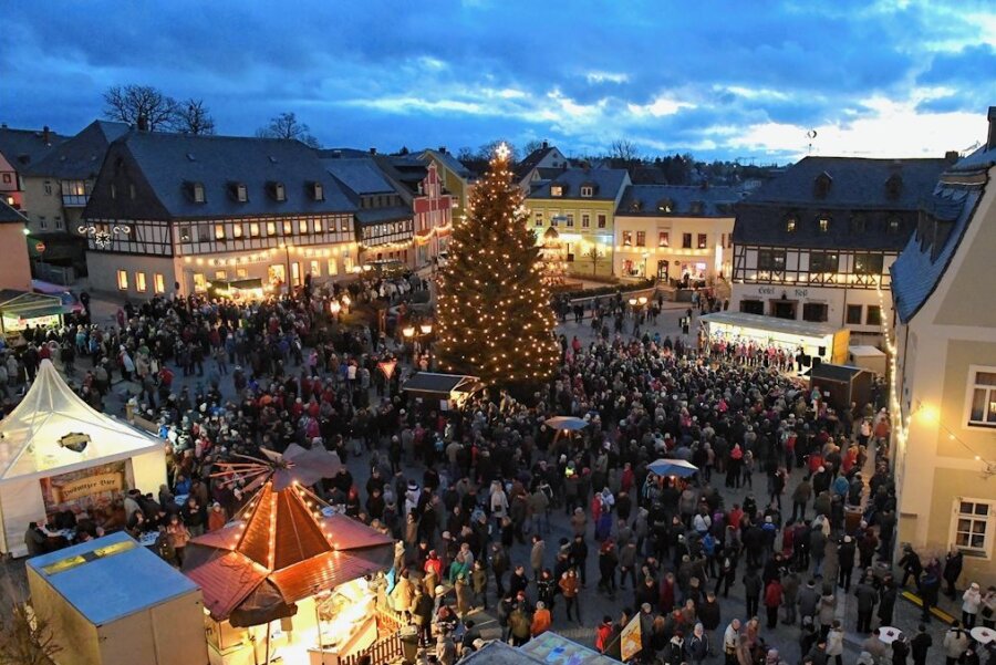 Zwönitzer wollen Lichtmess mit vielen Besuchern feiern - In Zwönitz wird traditionell Lichtmess gefeiert und der Markt ist 18 Uhr mit Besuchern gut gefüllt. 