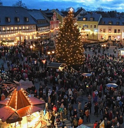 Zwönitzer wollen Lichtmess mit vielen Besuchern feiern - In Zwönitz wird traditionell Lichtmess gefeiert, und der Markt ist 18Uhr mit Besuchern gut gefüllt. 