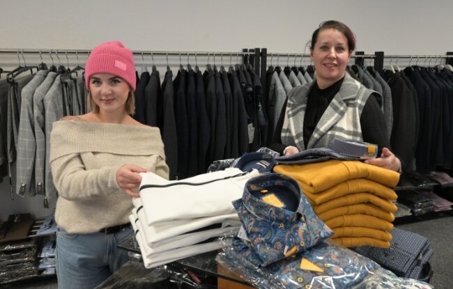 Zwönitzerin eröffnet neues Modegeschäft für Herren - Heike Nemeth (rechts) zusammen mit Mitarbeiterin Sabrina Pfüller im neuen Ladengeschäft am Markt. 