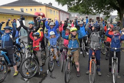 Zwönitztal-Radtour: Petrus zeigt Radlern die kalte Schulter - Bei der 12. Zwönitztal-Radtour waren rund 800 Teilnehmer auf den verschiedenen Strecken unterwegs. Die Hobbysportler ließen sich auch vom nasskalten Wetter nicht abschrecken.