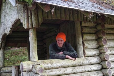 Zwotaer Hüttenbachtal soll als Ausflugsmöglichkeit eine zusätzliche Aufwertung erhalten - Revierförster Hans Prilop hat gut lachen. Die Blockhütte im Hüttenbachtal bekommt einen neuen Nutzer.