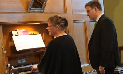 Zwotaer Schmeisser-Orgel voll ausgereizt - Anne Viehweger, assistiert von Rico Schneider, beim Konzert am Sonntagabend an der Schmeisser-Orgel der Zwotaer Kirche. 