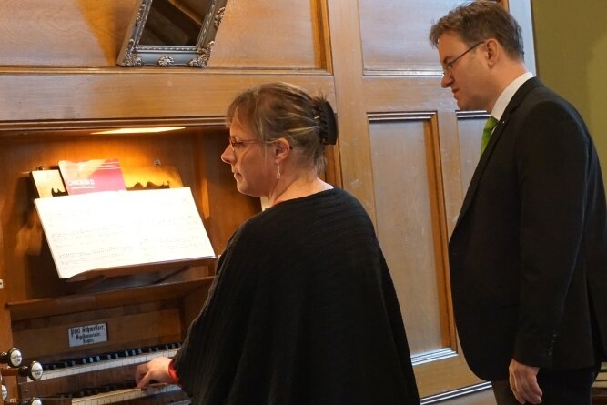 Anne Viehweger, assistiert von Rico Schneider, beim Konzert am Sonntagabend an der Schmeisser-Orgel der Zwotaer Kirche. 