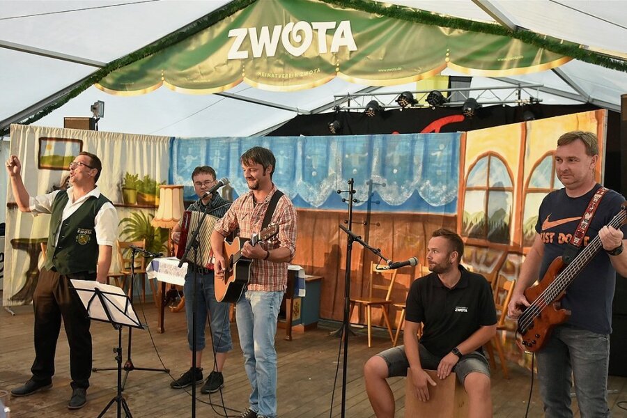 Hochstimmung als René Goram, Rico Schneider, Thomas Kürschner, Daniel Herold und Sandro Kremling (von links) das "Zwote-Lied" anstimmten.