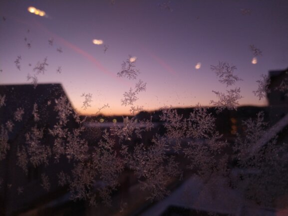 Der Ausblick aus unserem Badezimmerfenster - dort kann ich morgens den Sonnenaufgang bewundern.
An diesem Morgen hat die eisige Nacht noch wundersch&ouml;ne Eisblumen dazugezaubert.