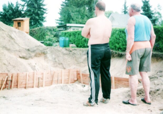 Vater und Sohn vor ihrer Baustelle 