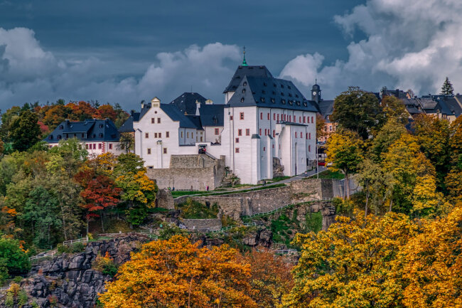Burg Scharfenstein umrandet von Herbstfarben.