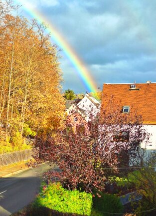 Regenbogen &uuml;ber Thum. Nach ein heftigen  Regenguss , war er kurz und intensiv  zu sehen. Foto wurde am 10.11.2023  gemacht.