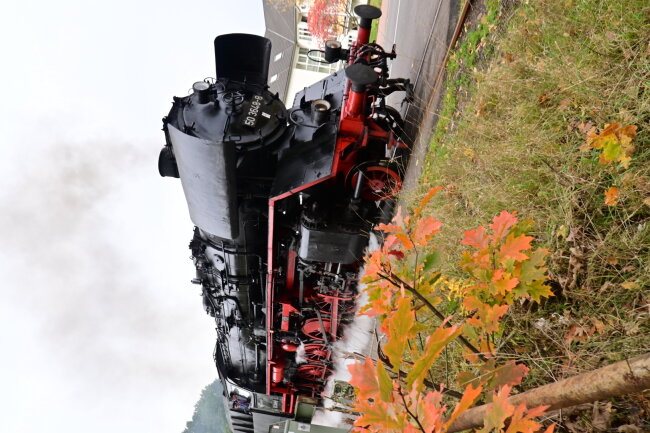 Die 50 3648-8 auf ihrer letzten Fahrt durchs Erzgebirge, in Oelsnitz erwischt.