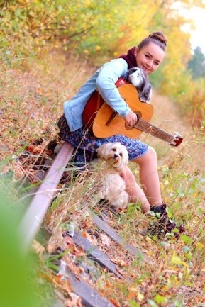 Auch der Herbst spielt seine eigene Melodie, Meerschwein Fritz unterst&uuml;tzt an der Gitarre w&auml;hrend Lotte ihr Frauchen Emely bewacht.