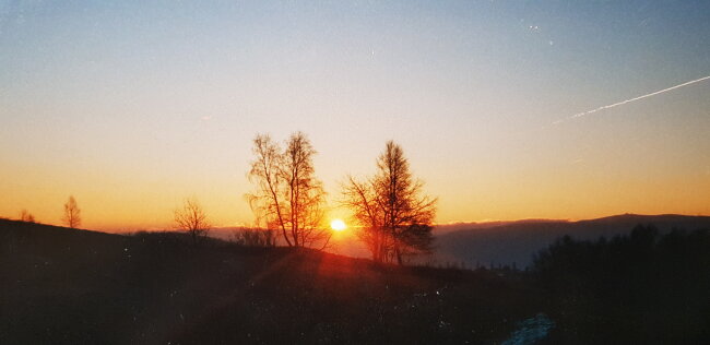 Sonnenaufgang &uuml;ber dem Westerzgebirgskamm an einem kalten Februarmorgen