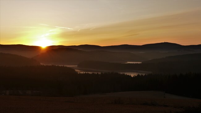 Sonnenaufgang &uuml;ber der Talsperre Eibenstock.
