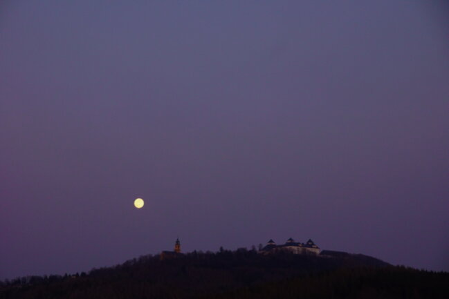 Der Mond ist aufgegangen..<br />
..&uuml;ber der Augustusburg