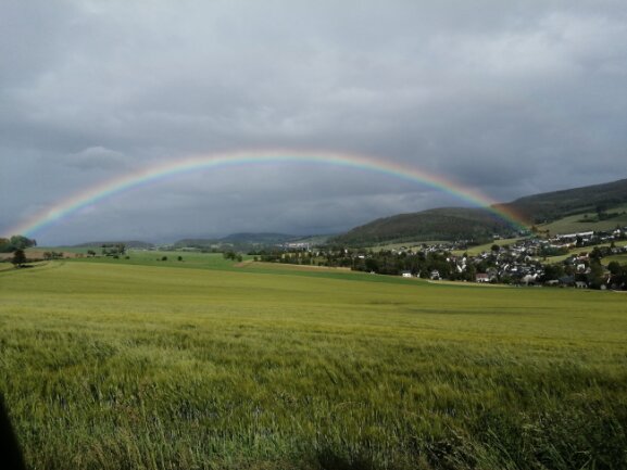 Regenbogen am Freitag, den 05.06.2020 um 17:45 Uhr vom Emmlerweg zum Raschauer Freibad mit Blick zum Scheibenberg