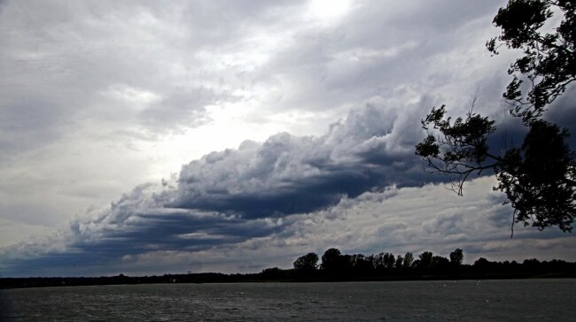 Ein Wolkenbrett,der Vorl&auml;ufer eines Sommergewitters zieht &uuml;ber dem See.